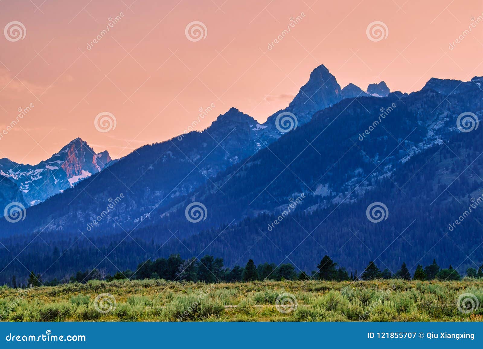 the mountains and luxuriant plants in the setting sun